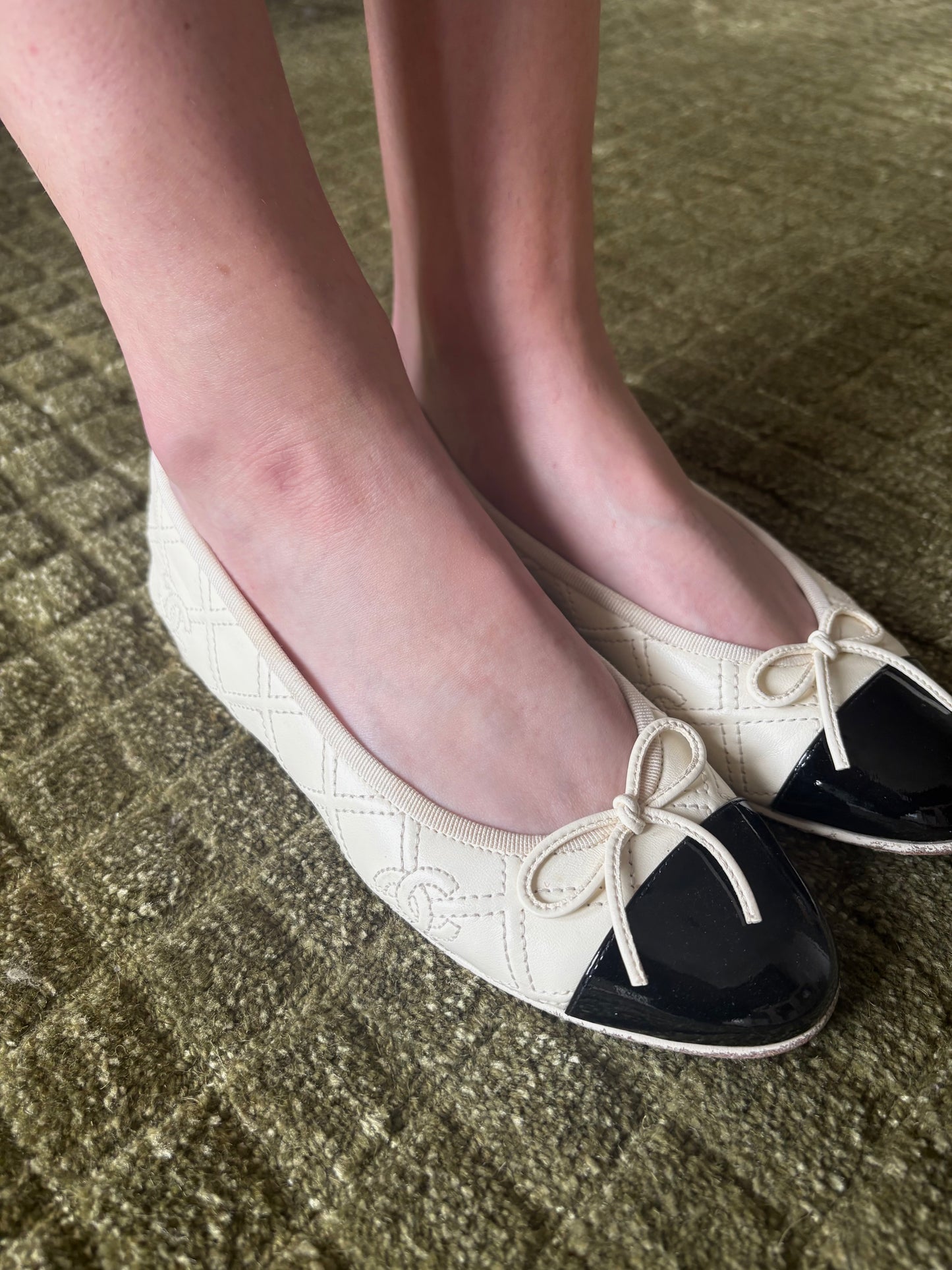 Chanel CC Quilted Ballet Flats - Cream/ Black EU 36 1/2