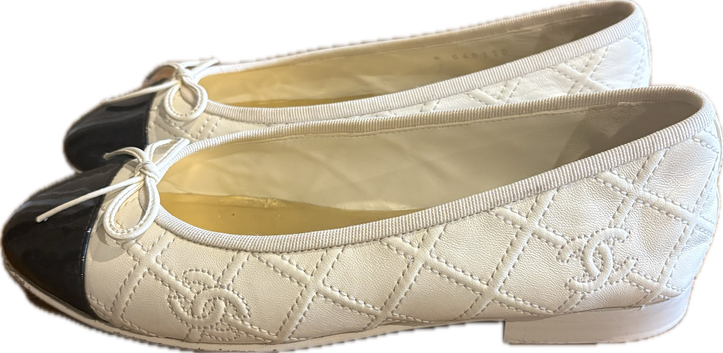 Chanel CC Quilted Ballet Flats - Cream/ Black EU 36 1/2